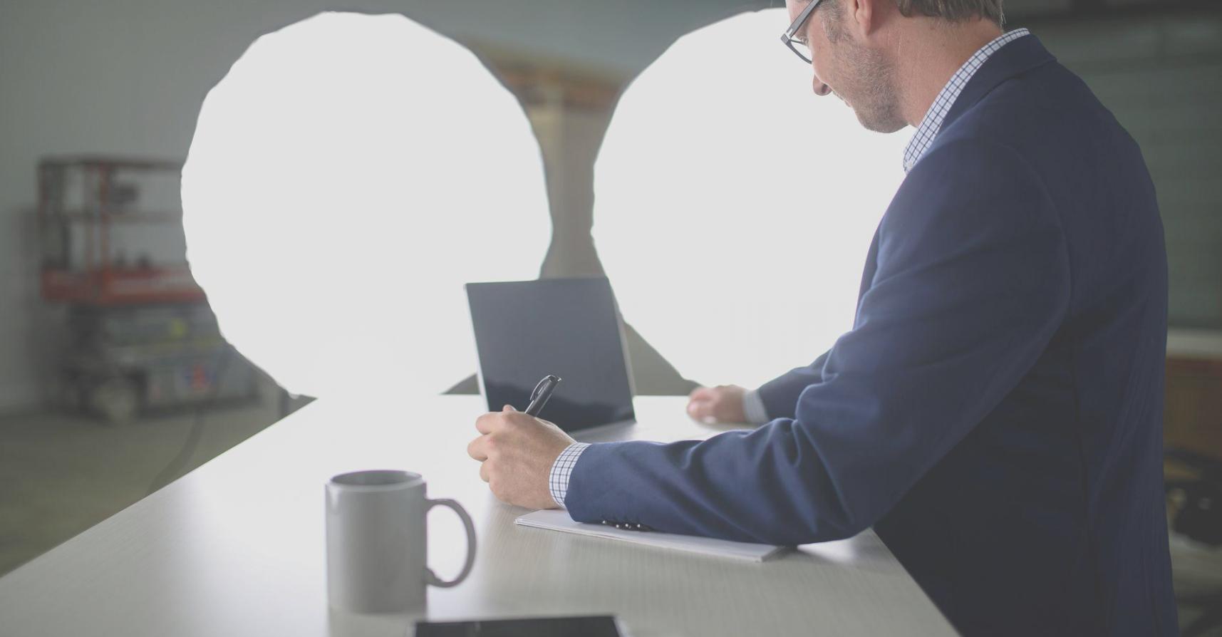 Bureau moderne avec documents financiers et ordinateurs - équipe araxenverleoriae au travail