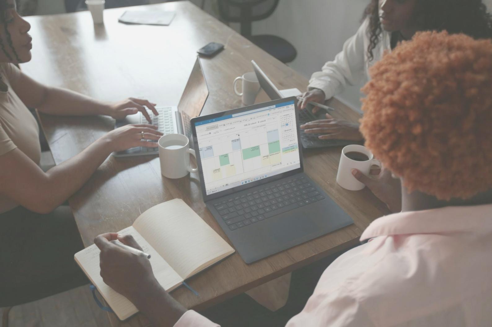 Équipe de comptables travaillant sur des analyses budgétaires